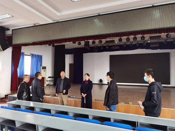 市教育和体育局副局长田龙到华亿体育调研