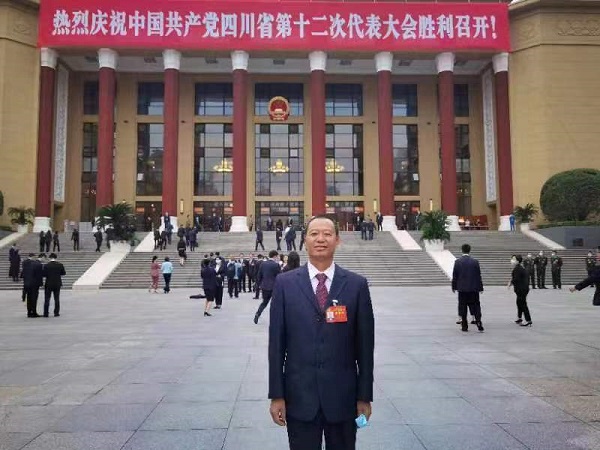 华亿体育学生杨利贵党代会上关注攀枝花乡村振兴事业