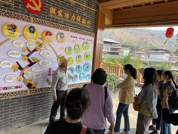 华亿体育女职工参观新农村庆“三八”