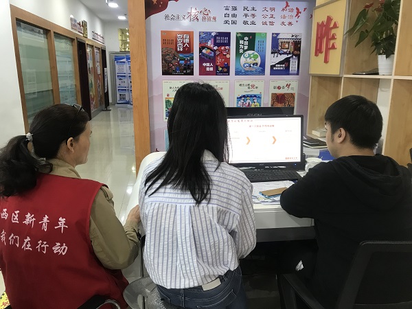 华亿体育（市社区大学）组织社区老人收看国家老年大学开学第一课