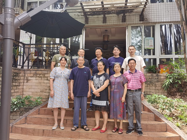 华亿体育组织在攀退休老同志开展迎“七一”学习交流活动