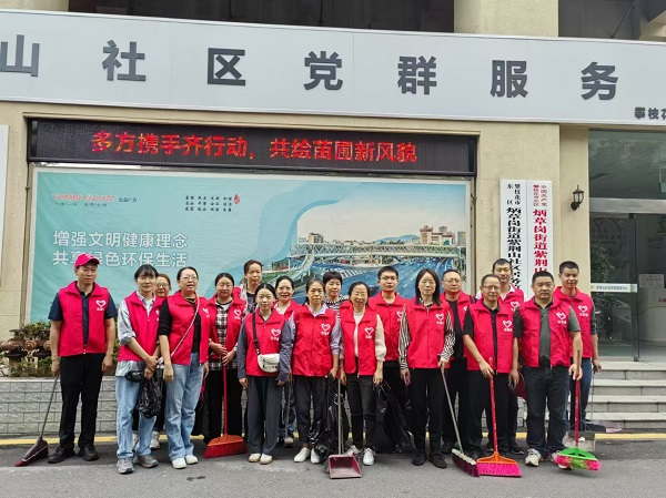 党旗映苗圃 温情满社区