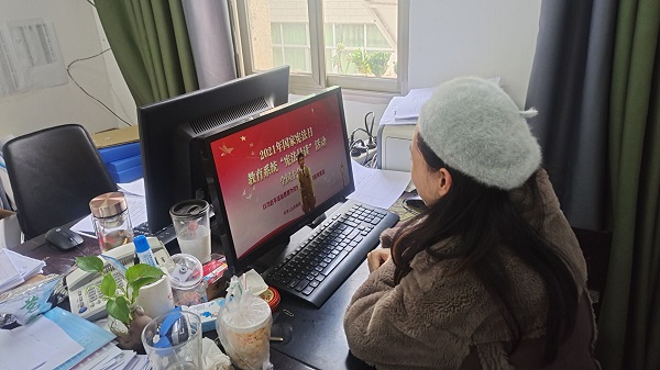 华亿体育组织师生收看第八届国家宪法日“宪法晨读”活动直播